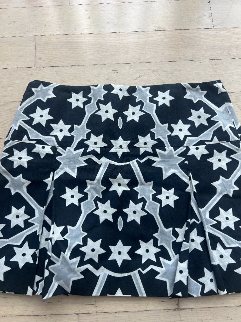 LIKE NEW Miu Miu Sz 36 pleated mini skirt with star print